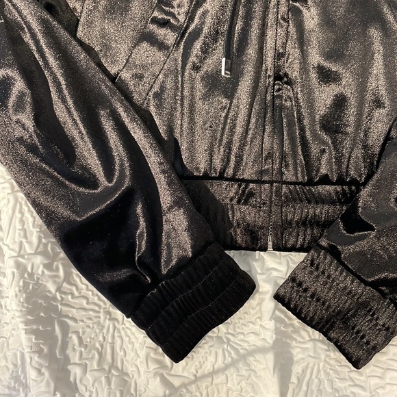 VELVET CROPPED BLACK ZIP HOODIE from Garage Clothing (size XS) - Picture 4 of 5